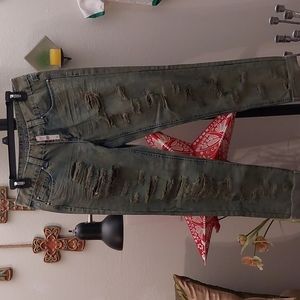 Destroyed boyfriend jeans